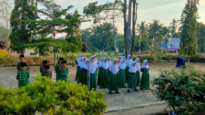 MIN 3 Tebo Laksanakan Pembiasaan Baris Berbaris pada Hari Rabu, Tanamkan Disiplin pada Siswa MIN 3 Tebo Laksanakan Pembiasaan Baris Berbaris pada Hari Rabu, Tanamkan Disiplin pada Siswa