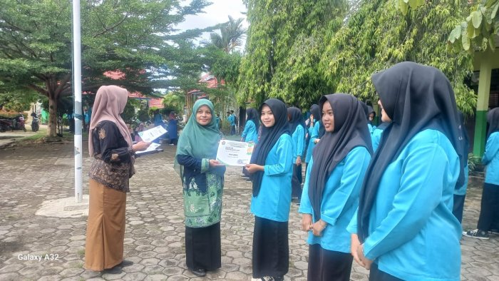 Wali Kelas XI MAN 2 Bungo Bagikan Piagam Penghargaan dan Rapor Semester Ganjil Tahun Pelajaran 2025/2026 Wali Kelas XI MAN 2 Bungo Bagikan Piagam Penghargaan dan Rapor Semester Ganjil Tahun Pelajaran 2025/2026