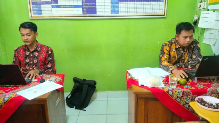 Tuntas dan Tepat Waktu, Bapak Fazar dan Bapak Ruli Siapkan Laporan Bulanan MIN 3 Tebo Tuntas dan Tepat Waktu, Bapak Fazar dan Bapak Ruli Siapkan Laporan Bulanan MIN 3 Tebo