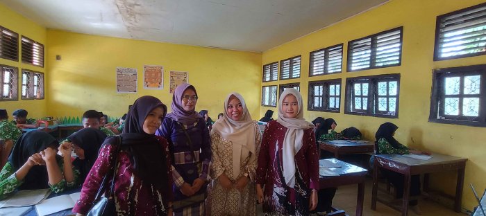 Kolaborasi Pendidikan: Ujian Praktik Mahasiswa PLK Didampingi Dosen dan Guru Pamong TIK Kolaborasi Pendidikan: Ujian Praktik Mahasiswa PLK Didampingi Dosen dan Guru Pamong TIK