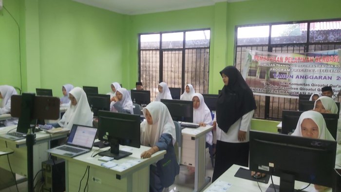 Guru MAN 2 Bungo, Ibu Ayu Fatmawati. R, S.Pd.I, Ditunjuk Jadi Pengawas Tes Kemampuan Akademik di MAS Qiroatul Quran Guru MAN 2 Bungo, Ibu Ayu Fatmawati. R, S.Pd.I, Ditunjuk Jadi Pengawas Tes Kemampuan Akademik di MAS Qiroatul Quran
