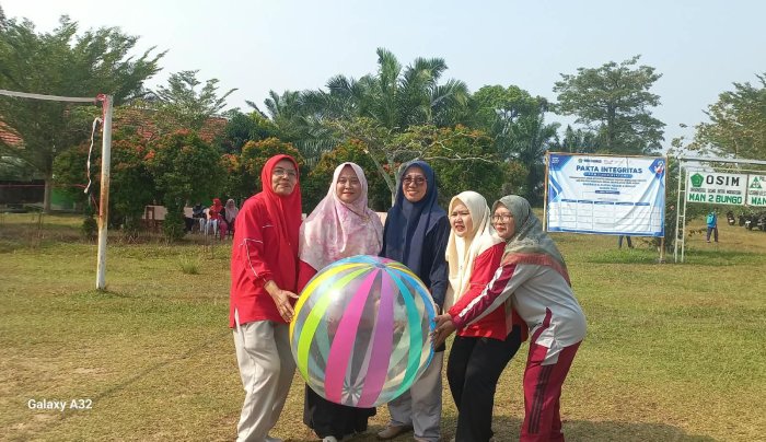 Semarak HUT ke-81 Kemerdekaan RI, Guru MAN 2 Bungo Gelar Lomba Bola Voli Gembira Semarak HUT ke-81 Kemerdekaan RI, Guru MAN 2 Bungo Gelar Lomba Bola Voli Gembira