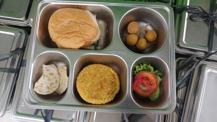 Serunya MBG Hari Ini, Menu DIY Burger Ajak Siswa Belajar Gizi Seimbang Serunya MBG Hari Ini, Menu DIY Burger Ajak Siswa Belajar Gizi Seimbang
