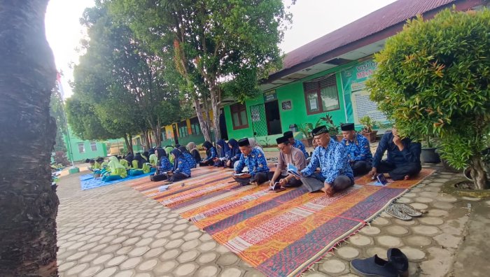 MTsN 2 Bungo Gelar Yasinan Jumat Berkah di Lapangan
