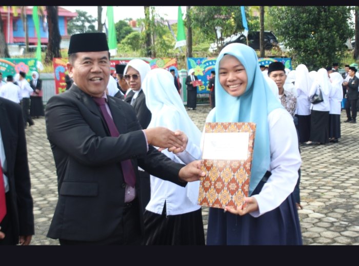 Dua Siswa MTsN 1 Tebo Raih Penghargaan Olimpiade Madrasah Dua Siswa MTsN 1 Tebo Raih Penghargaan Olimpiade Madrasah