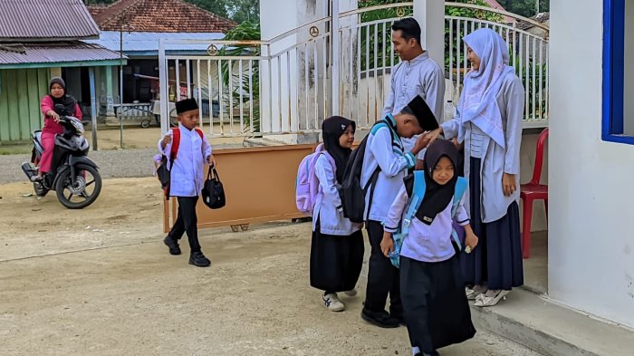 Budaya Sambut Pagi di MIN 4 Tebo Perkuat Rasa Hormat Siswa Kepada Orang Tua Budaya Sambut Pagi di MIN 4 Tebo Perkuat Rasa Hormat Siswa Kepada Orang Tua