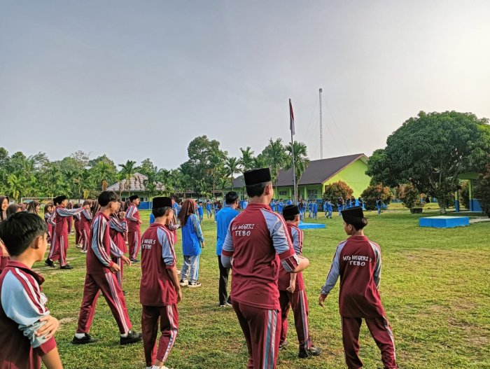 Awali Hari dengan Sehat, MTsN 5 Tebo Gelar Senam Pagi