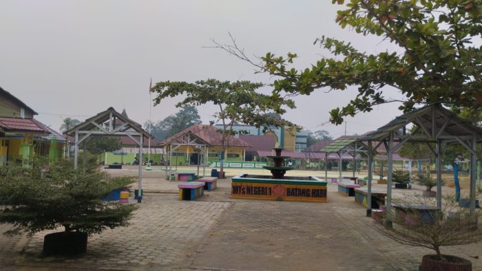 Langit Belum Bersahabat dan Kabut Asap Masih Membumbung, MTsN 1 Batang Hari Resmi Perpanjang PJJ