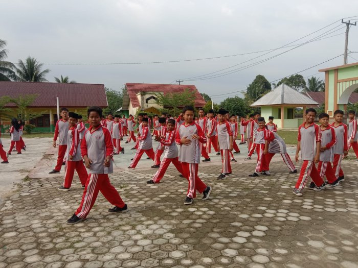 Pencak Silat di MTsN 1 Bungo: Membentuk Karakter Unggul dengan Bimbingan Ibu Fitra Hayati, S.Pd. Pencak Silat di MTsN 1 Bungo: Membentuk Karakter Unggul dengan Bimbingan Ibu Fitra Hayati, S.Pd.