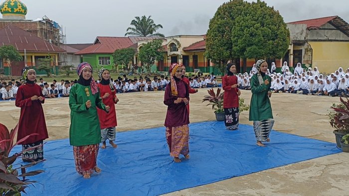 Suasana Haru Warnai penampilan dari siswa MTsN 2 Bungo Suasana Haru Warnai penampilan dari siswa MTsN 2 Bungo