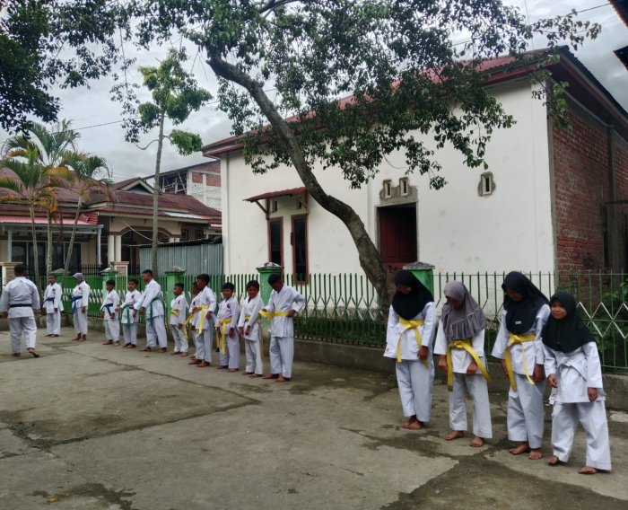 Disiplin dan Semangat Juang Terukir di Latihan Karate MIN 3 Kerinci Setiap Jumat Sore Disiplin dan Semangat Juang Terukir di Latihan Karate MIN 3 Kerinci Setiap Jumat Sore