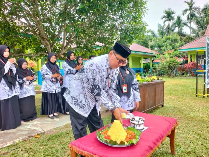 Momentum Kebersamaan: Kepala MTsN 5 Tebo Lakukan Pemotongan Tumpeng Usai Upacara Momentum Kebersamaan: Kepala MTsN 5 Tebo Lakukan Pemotongan Tumpeng Usai Upacara