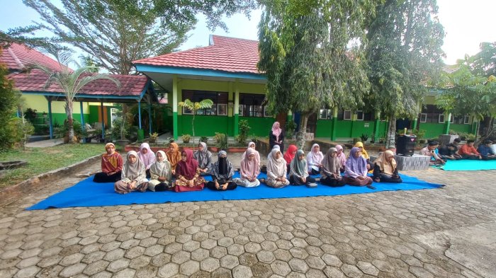 Yasinan Rutin Siswa MAN 2 Bungo: Meneladani Sunnah dan Al-Qur'an Yasinan Rutin Siswa MAN 2 Bungo: Meneladani Sunnah dan Al-Qur'an