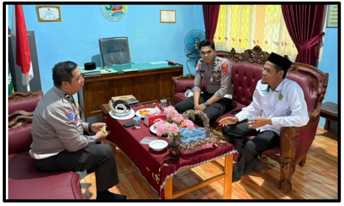 Pererat Silaturahmi: Satlantas Polres Tebo dan Kepala MTsN 1 Tebo Berbincang Hangat Pasca-Upacara Pererat Silaturahmi: Satlantas Polres Tebo dan Kepala MTsN 1 Tebo Berbincang Hangat Pasca-Upacara
