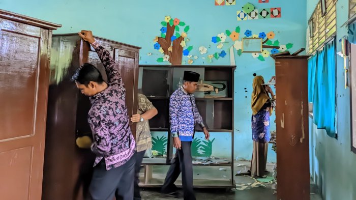 Guru MIN 4 Tebo Gotong Royong Hingga Sore Benahi Perpustakaan