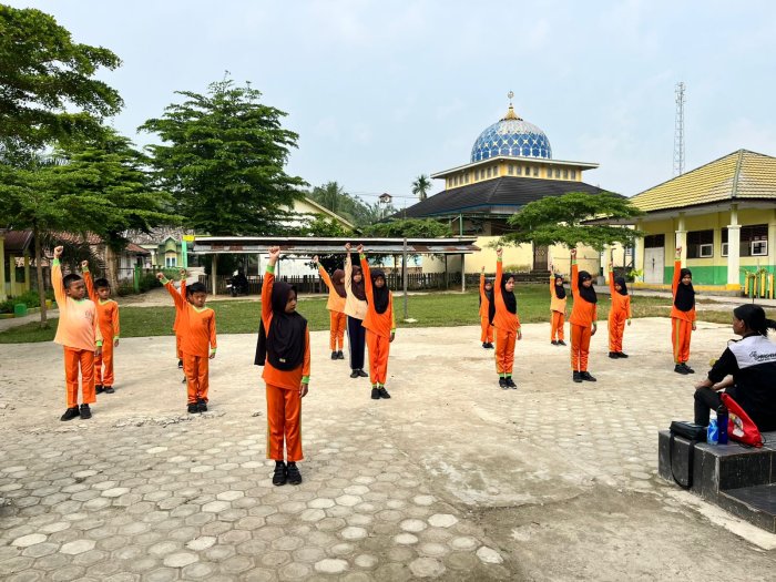 potret Humas MIN 1 muaro jambi Siswa siswi khidmat mengikuti latihan pramuka di bawah arahan nurul akbar hazirin