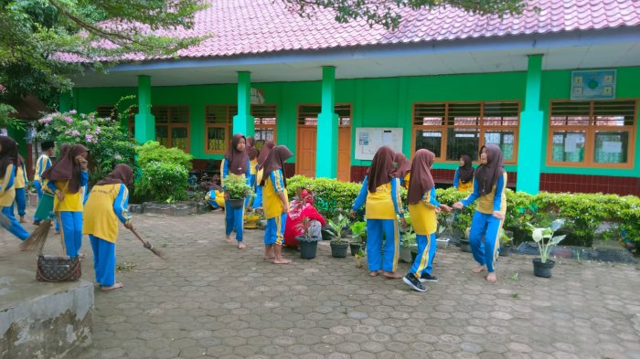 Sambut Ramadhan, Siswa MIN 3 Tebo Gotong Royong Bersihkan Lingkungan Madrasah Sambut Ramadhan, Siswa MIN 3 Tebo Gotong Royong Bersihkan Lingkungan Madrasah