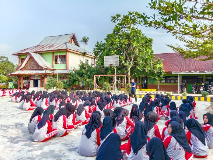 Usai Senam Pagi, Waka Humas Ingatkan Siswa MTsN 1 Bungo Jaga Kesehatan di Tengah Musim Kemarau Usai Senam Pagi, Waka Humas Ingatkan Siswa MTsN 1 Bungo Jaga Kesehatan di Tengah Musim Kemarau