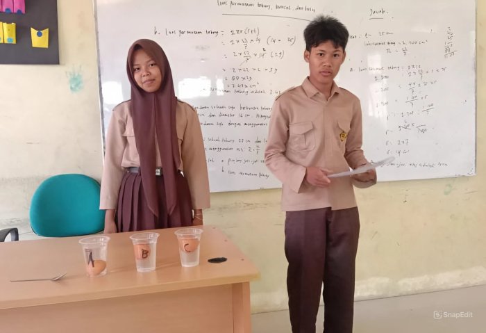 Praktikum Tekanan Zat Cair: Siswa Kelas IXD MTsN 1 Bungo Buktikan Hukum Archimedes dengan Telur Praktikum Tekanan Zat Cair: Siswa Kelas IXD MTsN 1 Bungo Buktikan Hukum Archimedes dengan Telur