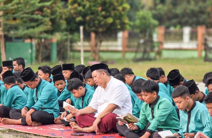 Khidmat dan Penuh Kekhusyukan, Wirid Yasin MTsN 1 Bungo Perkuat Nilai Spiritual Warga Madrasah Khidmat dan Penuh Kekhusyukan, Wirid Yasin MTsN 1 Bungo Perkuat Nilai Spiritual Warga Madrasah