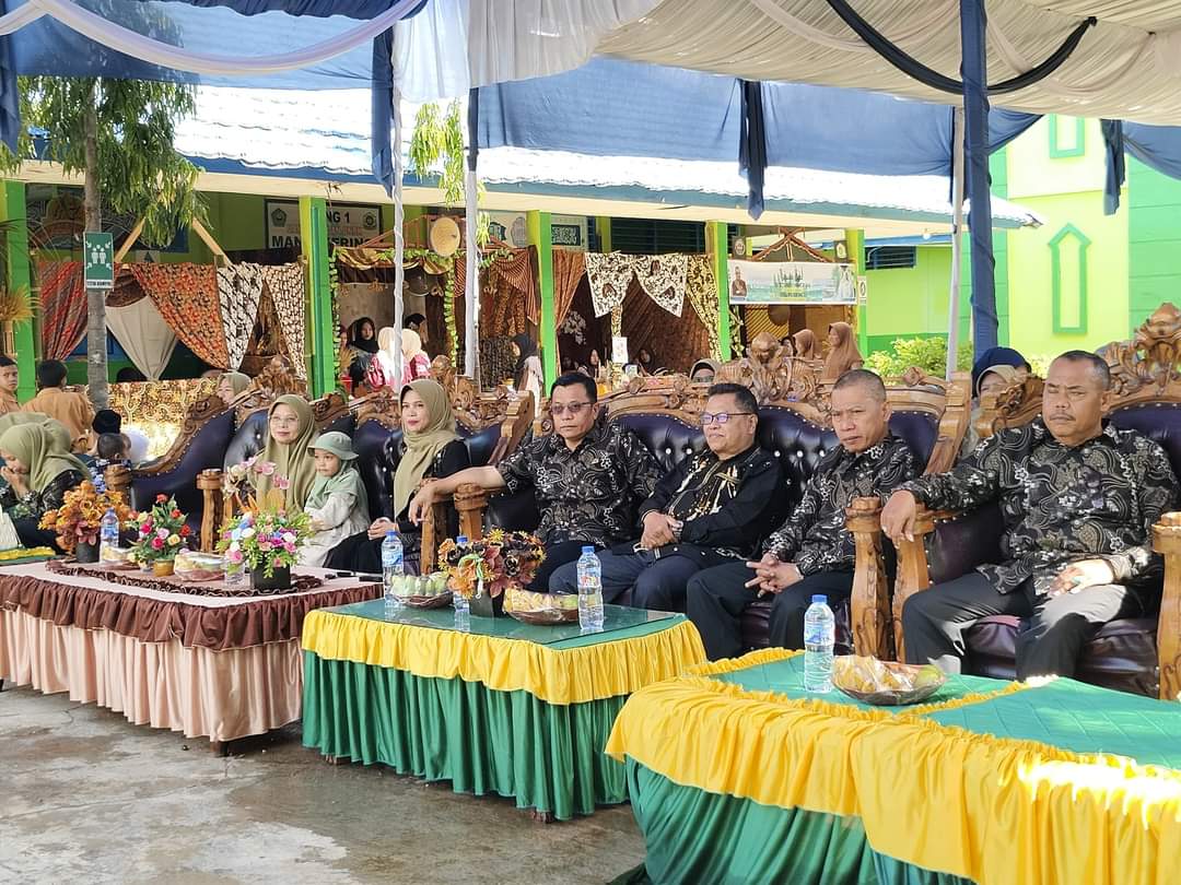 Penuh Haru, Mahasiswa PPL Berpisah dengan Civitas Akademika MAN 1 Kerinci. Setiap pertemuan pasti ada perpisahan. Penuh Haru, Mahasiswa PPL Berpisah dengan Civitas Akademika MAN 1 Kerinci. Setiap pertemuan pasti ada perpisahan.