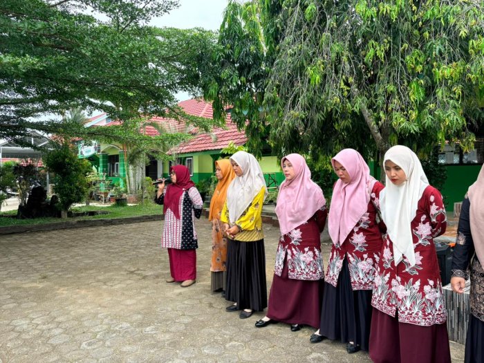 Ketua Panitia PMBM MAN 2 Bungo Berikan Pengarahan Kepada Calon Peserta Didik Sebelum Pelaksanaan Tes