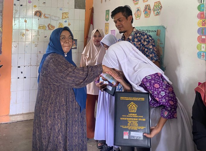Pengambilan Rapor Semester Ganjil MTsN 1 Kota Jambi Berlangsung Tertib dan Ramai