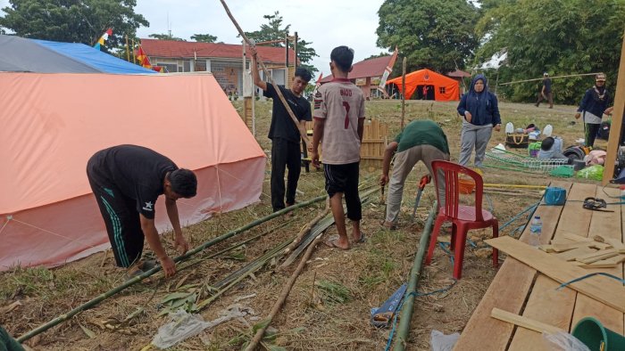 Pembina Pramuka Apresiasi Kekompakan Anggota Saat Bongkar Tenda Pembina Pramuka Apresiasi Kekompakan Anggota Saat Bongkar Tenda