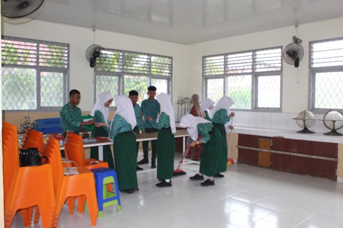 Laboratorium Fisika MAN 2 Kota Jambi Dirapikan Pastikan Kebersihan dan Keamanan Alat Praktikum Tetap Terjaga Laboratorium Fisika MAN 2 Kota Jambi Dirapikan Pastikan Kebersihan dan Keamanan Alat Praktikum Tetap Terjaga