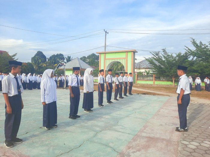 Abror, Siswa Kelas VIII A, Sukses Pimpin Upacara Hari Pahlawan di MTsN 1 Bungo