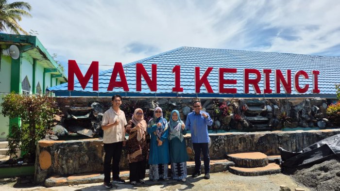Fakultas MIPA UNP Sosialisasikan Fisika dan Robotika di MAN 1 Kerinci Fakultas MIPA UNP Sosialisasikan Fisika dan Robotika di MAN 1 Kerinci