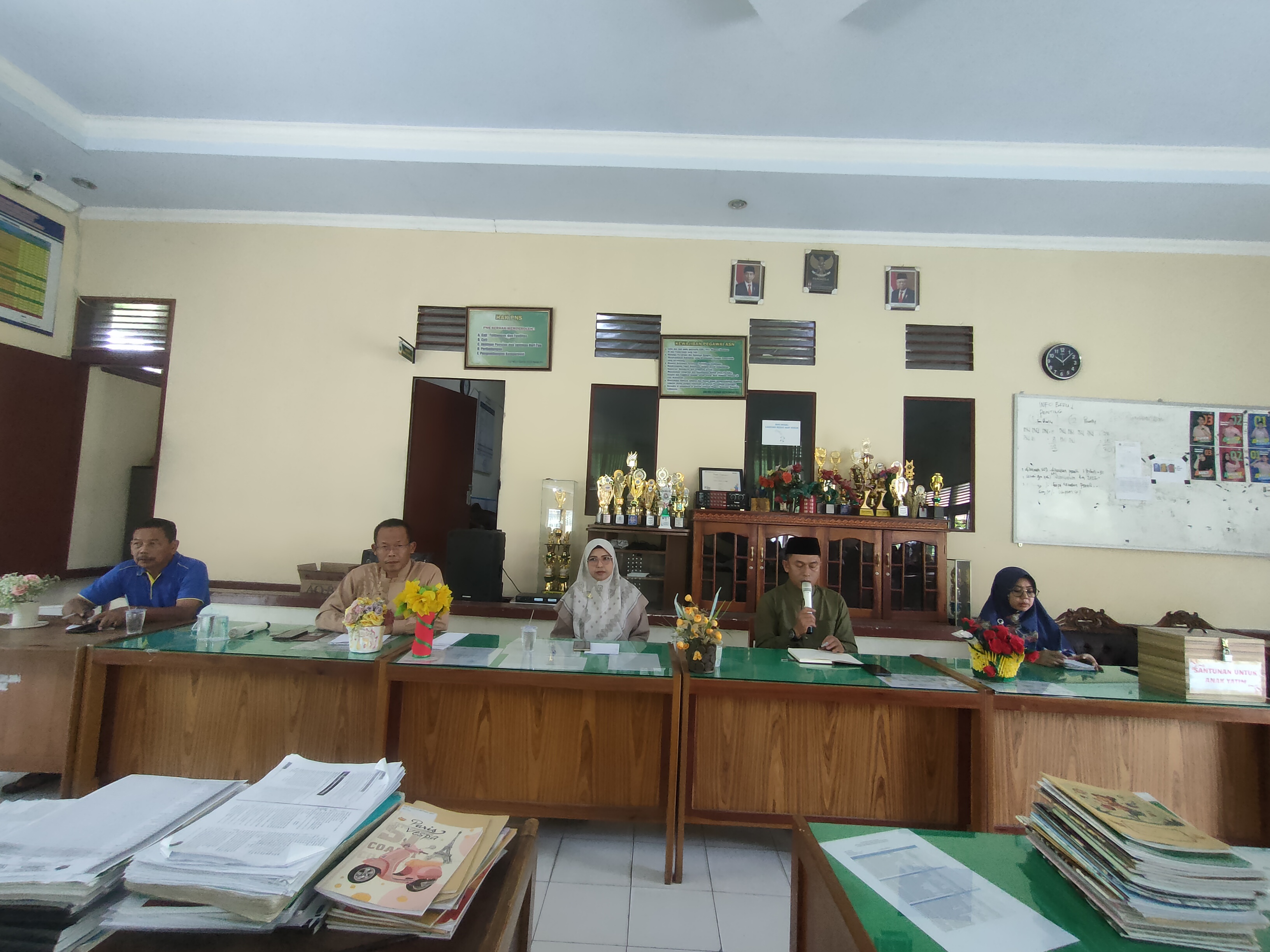 Rapat Evaluasi Tiga Bulan untuk Peningkatan Kualitas Pendidikan Rapat Evaluasi Tiga Bulan untuk Peningkatan Kualitas Pendidikan