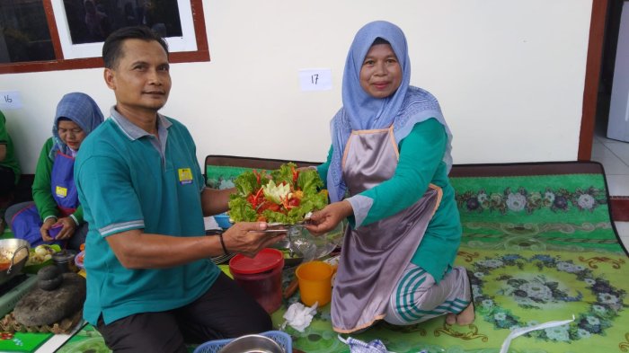 Guru Senior Ibu Sri Herlina, S.Pd.I Bersama Bapak Indra Wijaya Meriahkan Lomba Masak Sambal Telur HAB ke-80 Guru Senior Ibu Sri Herlina, S.Pd.I Bersama Bapak Indra Wijaya Meriahkan Lomba Masak Sambal Telur HAB ke-80