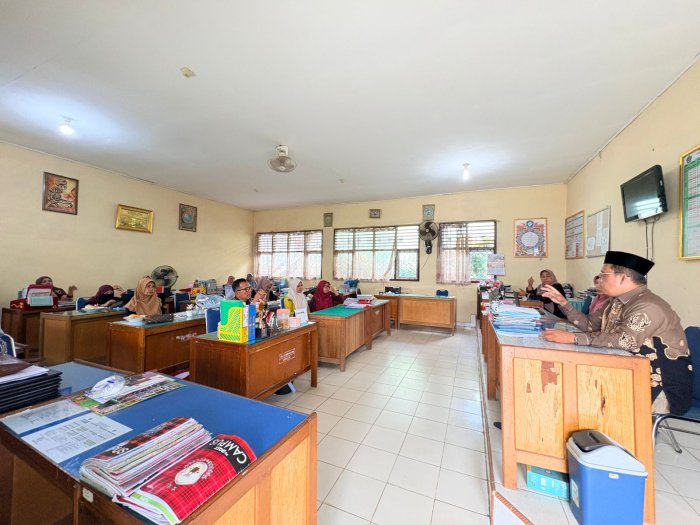 Kunjungan Kasi Pendidikan Madrasah Kemenag Bungo, MAN 2 Bungo Gelar Rapat Bersama untuk Penguatan Kinerja Kunjungan Kasi Pendidikan Madrasah Kemenag Bungo, MAN 2 Bungo Gelar Rapat Bersama untuk Penguatan Kinerja