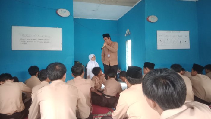 Waka Kurikulum MTsN 5 Tebo Sampaikan Tausiah Dhuha Bertema Sedekah Waka Kurikulum MTsN 5 Tebo Sampaikan Tausiah Dhuha Bertema Sedekah