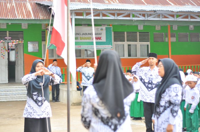 Upacara Hari Guru Nasional 2025 MI Negeri 1 Tanjung Jabung Barat