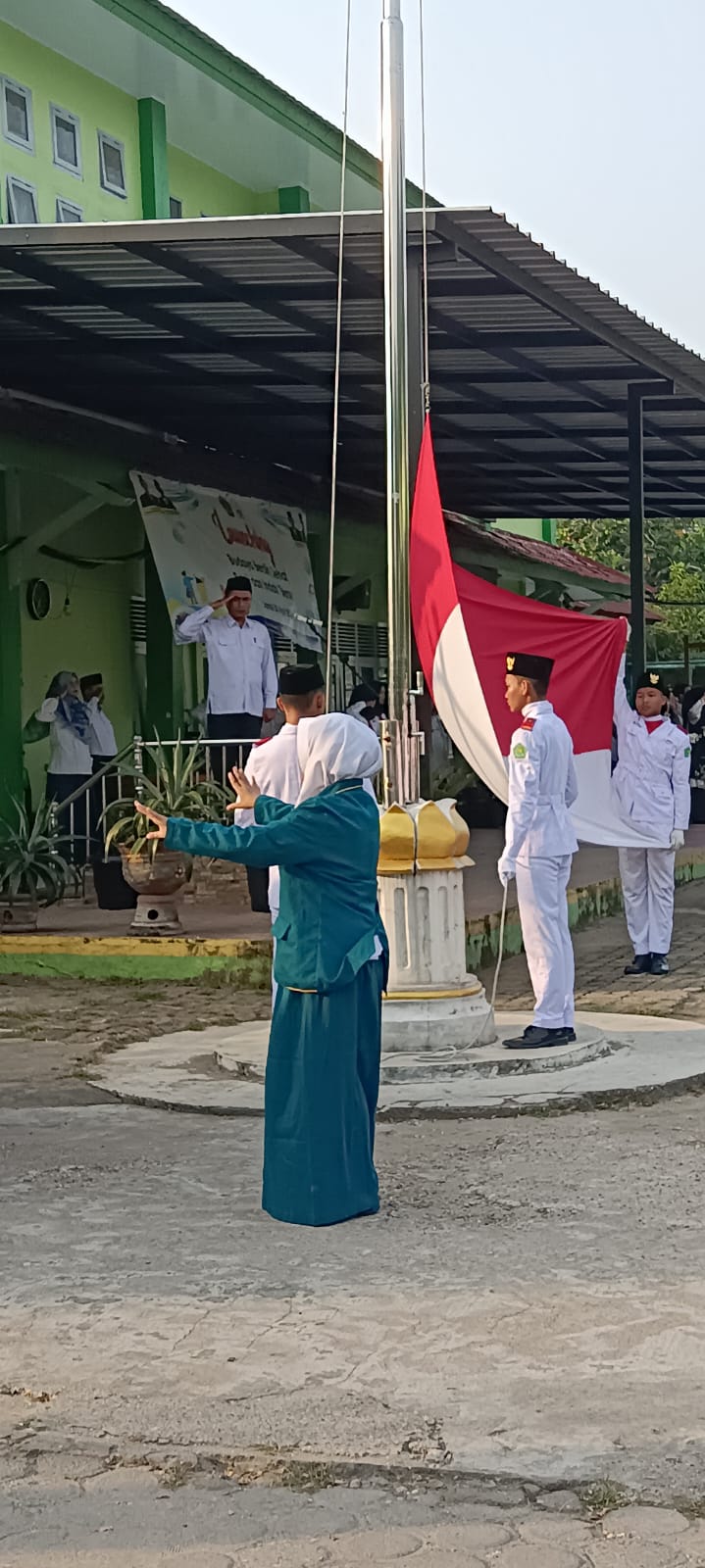 PASKIBRA 2023/2024 Menjadi Petugas Upacara Bendera di MAN 2 Kota Jambi PASKIBRA 2023/2024 Menjadi Petugas Upacara Bendera di MAN 2 Kota Jambi