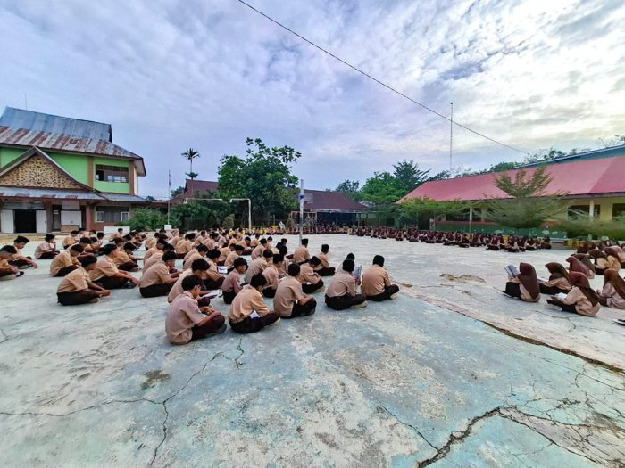 Pembiasaan Pengajian Rutin MTsN 1 Bungo: Kelas 7B Jalankan Tugas dengan Penuh Semangat Pembiasaan Pengajian Rutin MTsN 1 Bungo: Kelas 7B Jalankan Tugas dengan Penuh Semangat