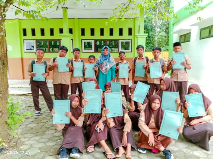 Suasana Haru dan Bahagia Warnai Penerimaan Rapor Kelas VIII C, Aurel Perangin-Angin Raih Peringkat Pertama Suasana Haru dan Bahagia Warnai Penerimaan Rapor Kelas VIII C, Aurel Perangin-Angin Raih Peringkat Pertama