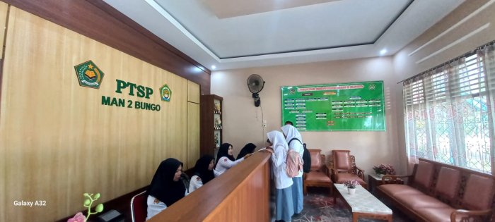 Siswa MAN 2 Bungo Urus Surat Keterangan untuk Persiapan UTBK di UNP Siswa MAN 2 Bungo Urus Surat Keterangan untuk Persiapan UTBK di UNP