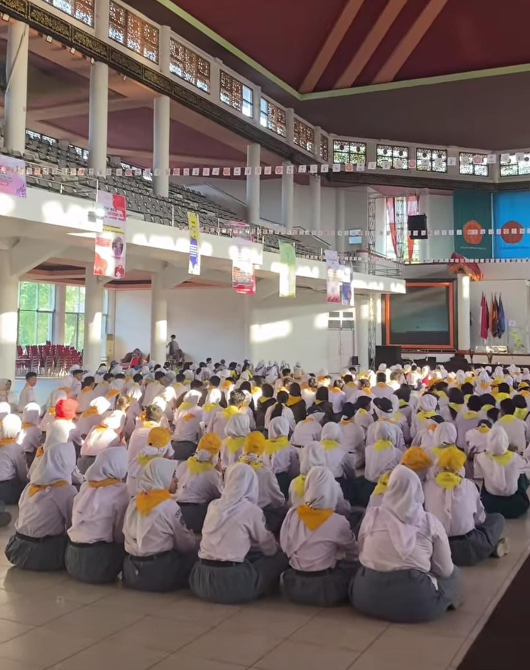 Kontingen PMR WIRA 006 MAN 2 Kota Jambi Tunjukkan Kebolehan di Pembukaan LKPM IX Universitas Jambi