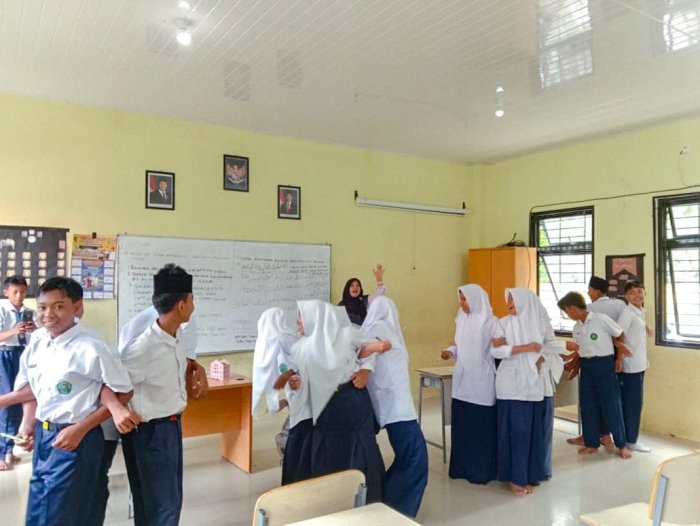 Kreativitas Pembelajaran di MTsN 1 Bungo: Kelas 9C Jawab Soal SBD dengan Game Sambung Huruf