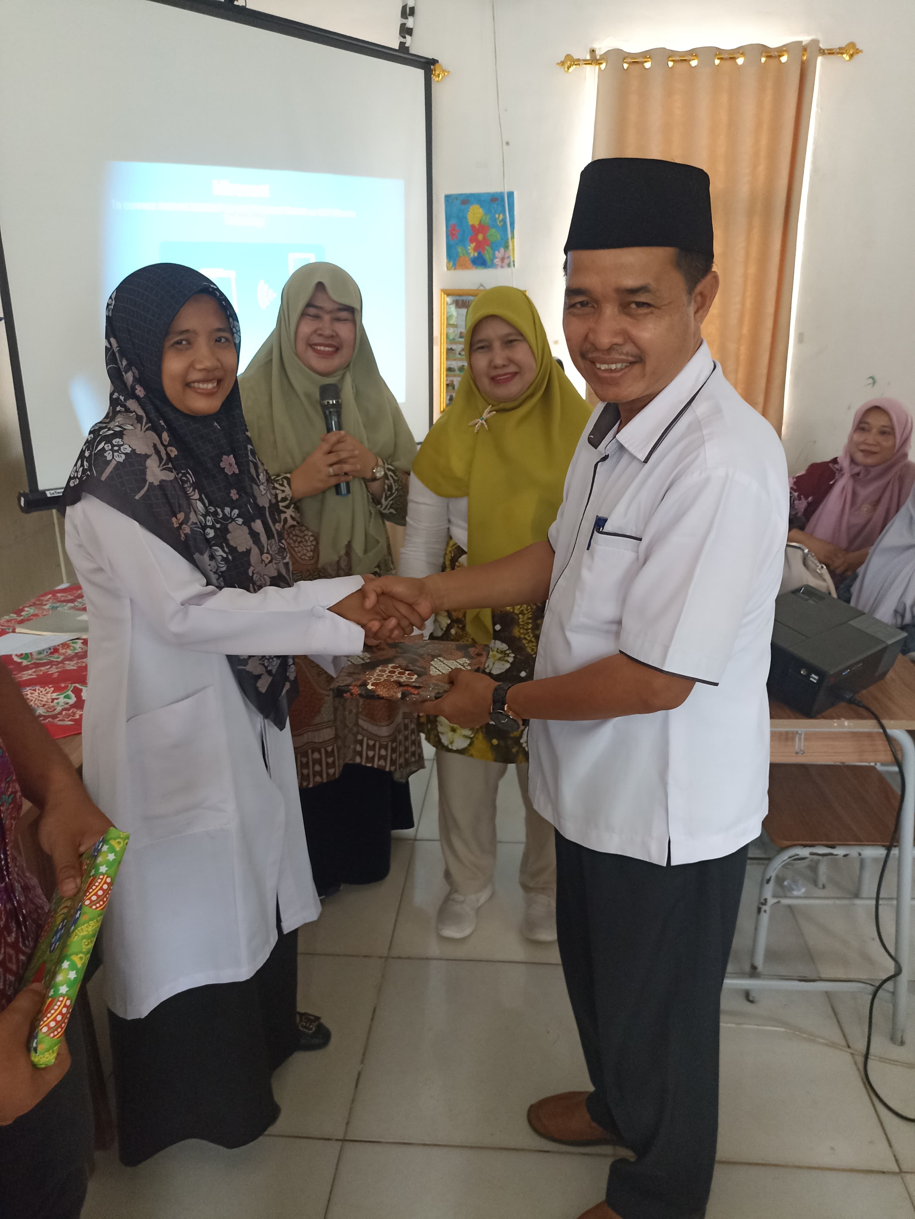 SELAMAT KEPADA SANG JUARA SOSIALISASI GASING GURU MATEMATIKA DI MTSN 2 BUNGO 