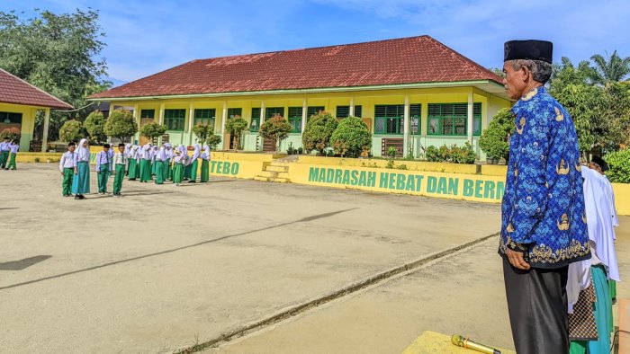 Upacara Hari Pahlawan di MIN 4 Tebo, Momentum Meneladani Semangat Juang