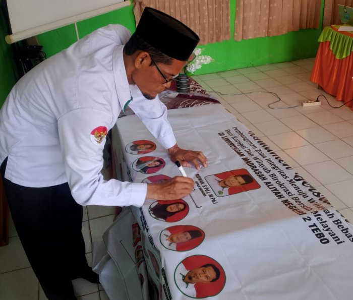 MAN 2 Tebo Gelar Penandatanganan Pakta Integritas dan Komitmen Bersama Pembangunan Zona Integritas (ZI) MAN 2 Tebo Gelar Penandatanganan Pakta Integritas dan Komitmen Bersama Pembangunan Zona Integritas (ZI)