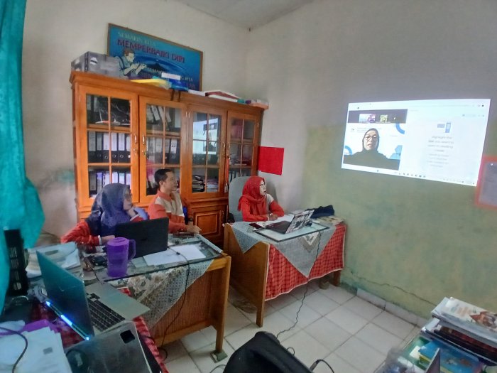 Staf TU MIN 1 Muaro Jambi Mengikuti Sosialisasi Virtual BAN-PDM Jambi Staf TU MIN 1 Muaro Jambi Mengikuti Sosialisasi Virtual BAN-PDM Jambi