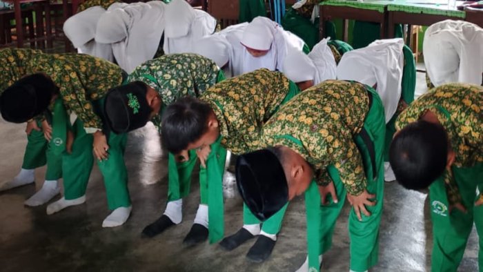Belajar Shalat Fardhu dengan Praktik Langsung di Kelas 2B MIN 4 Tebo