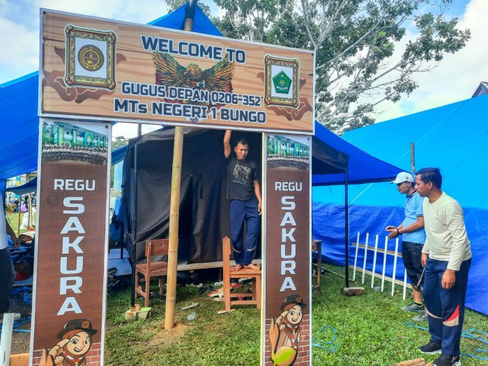 Sinergi Tanpa Batas: Guru dan Staf MTsN 1 Bungo Kompak Bongkar Tenda Pasca-Jamran 2025