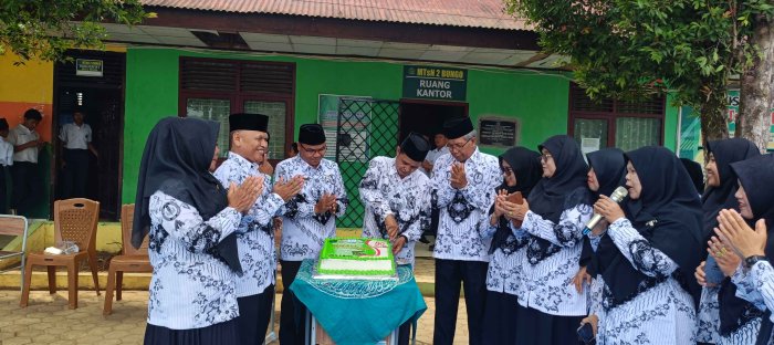 Peringatan HGN ke-80, MTsN 2 Bungo Gelar Pemotongan Kue di Tengah Kebersamaan