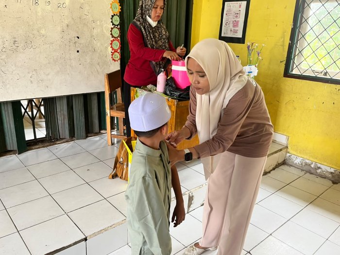 Antusiasme , Siswa-Siswi MIN 1 Muaro Jambi Ikuti Imunisasi BIAS Bersama Puskesmas Jambi Kecil